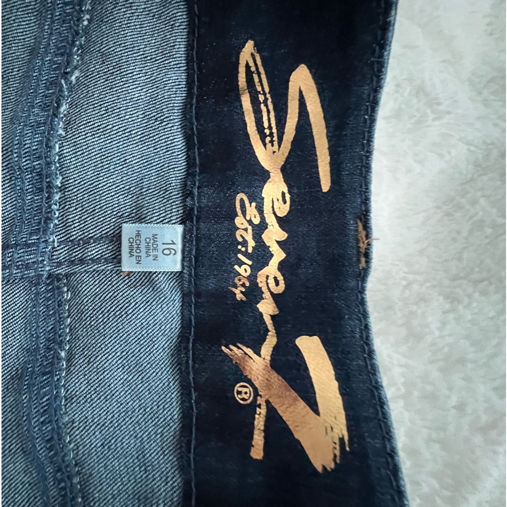 Seven jeans dark skinny but not tight leg with gold detail